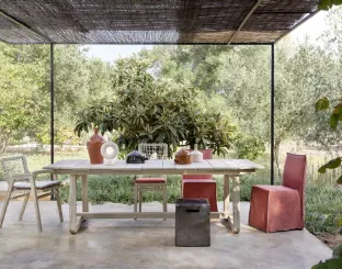 Tavolo da giardino Inout 872 con top cemento doghe effetto legno di Gervasoni