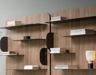 Libreria a muro Blabla in legno con ripiani in metallo di Bonaldo