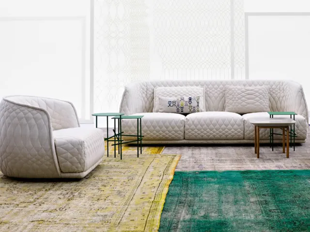 Salotto lineare in tessuto trapuntato dalle forme tondeggianti Redondo di Moroso