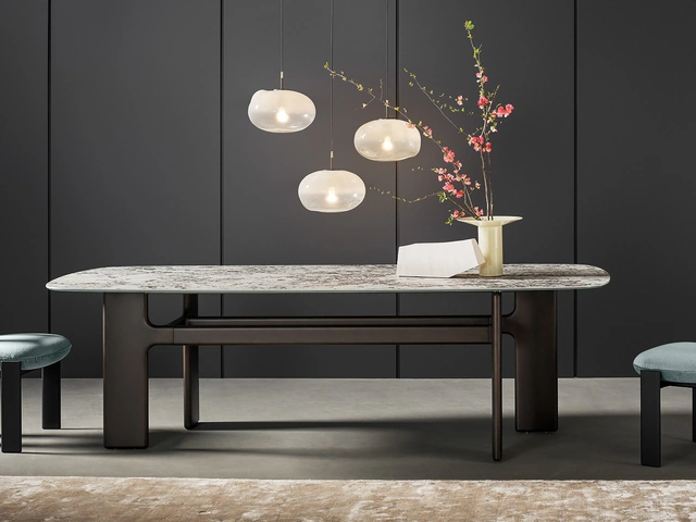 Tavolo Hippos con top in ceramica di Bonaldo