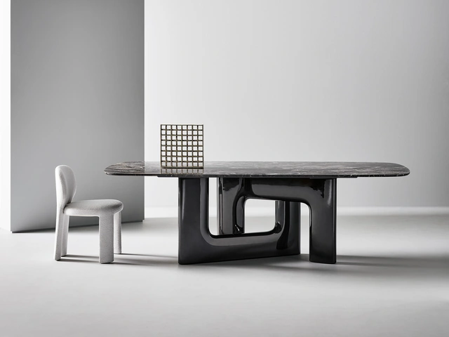 Tavolo di design Liaison con top in marmo e base in poliuretano di Bonaldo