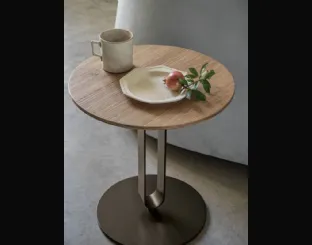 Tavolino Alfred con top in legno e base portariviste in acciaio laccato di Bontempi