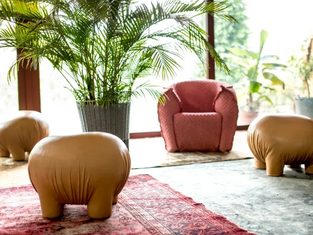 Pouf realizzato in cuoio Anomaly di Moroso