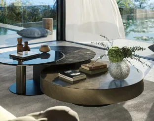 Tavolino in ceramica affiancato da un tavolino in vetro girevole Arena Keramik Bond di Cattelan Italia