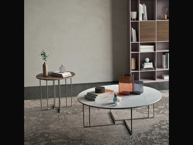 Tavolino con piano in marmo grigio e con basamento finitura brunito Aster 01 di Orme