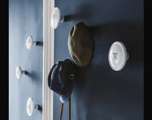 Appendiabiti Bottone in poliuretano rigido verniciato bianco madreperla di Cattelan Italia