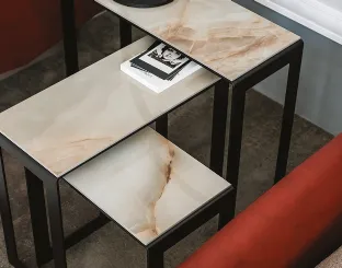 Tavolini con piano in ceramica effetto marmo Kitano di Cattelan Italia