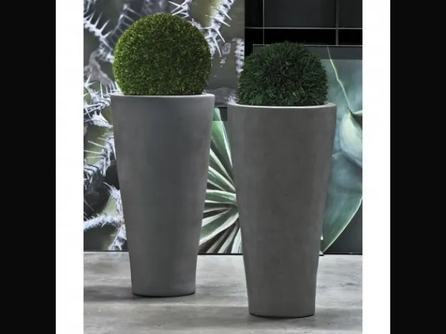 Vaso in ceramica con finitura in cemento Cono Cemento di Adriani e Rossi