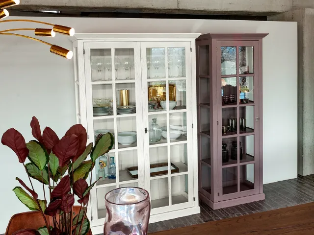 Mobile Contenitore English in legno massello di Rovere laccato con ante in vetro di Devina Nais