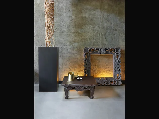 Tavolino di design di ispirazione barocca rivisitata in chiave moderna in polietilene Duke of Love di Slide