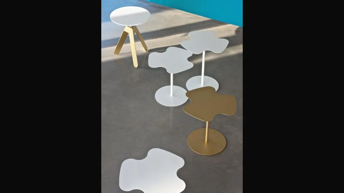 Tavolino Flower con piano sagomato e struttura in acciaio laccato di Bontempi