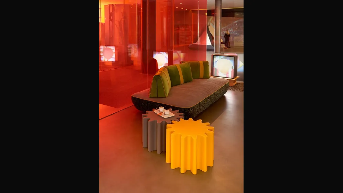 Tavolino in polietilene a forma di ingranaggio Gear di Slide