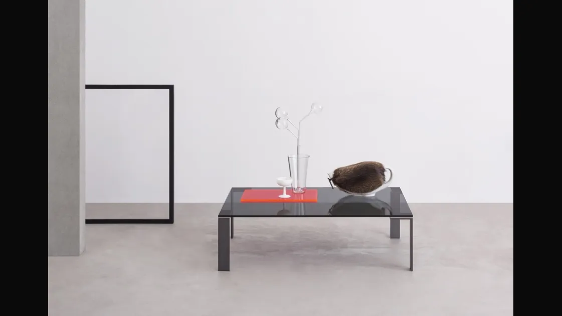 Tavolino Liko Glass con piano in cristallo temperato e gambe in acciaio di Desalto