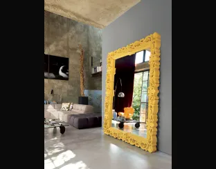 Specchio di design di ispirazione barocca con cornice colorata Mirror of Love di  Slide