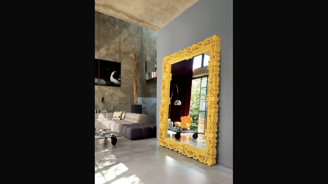 Specchio di design di ispirazione barocca con cornice colorata Mirror of Love di  Slide