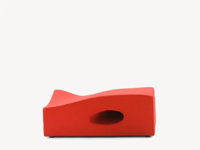 Pouf rosso in polietilene Misfits di Moroso