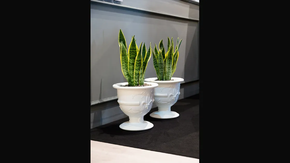 Vaso di design in polietilene che si ispira allo stile barocco Pot of Love di Slide