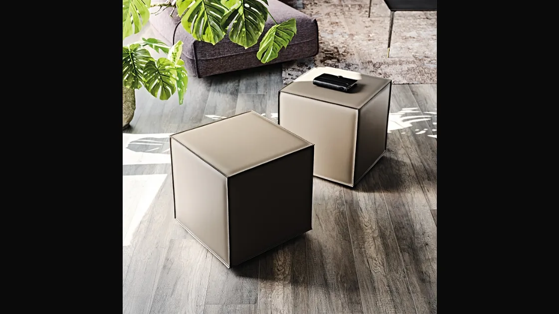 Pouf Kubo su ruote completamente rivestito in cuoio con cuciture in contrasto di Cattelan Italia