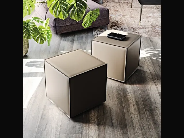 Pouf Kubo su ruote completamente rivestito in cuoio con cuciture in contrasto di Cattelan Italia