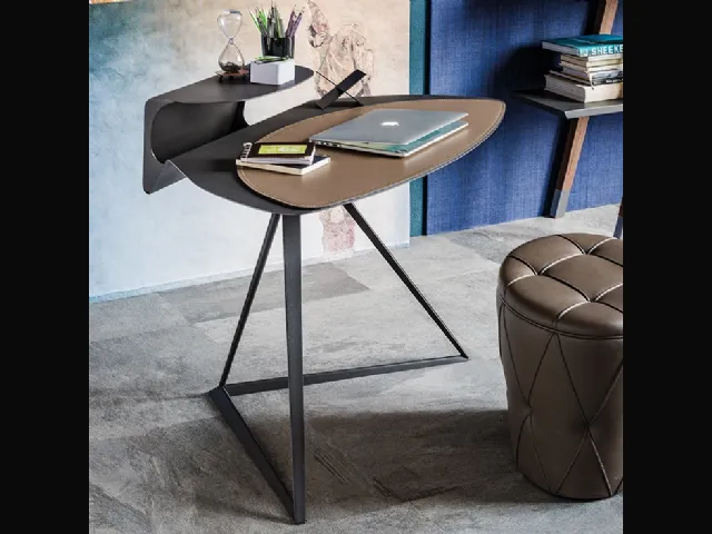 Scrittoio Storm con struttura e piano in acciaio verniciato goffrato e PAD in cuoio di Cattelan Italia