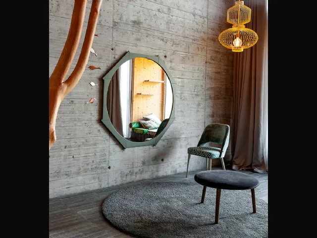 Specchio Colibri con cornice in legno di Rovere di Devina Nais