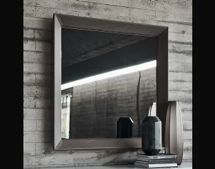 Specchio Taxedo in cristallo specchiato fumé con cornice rivestita in ecopelle di Cattelan Italia