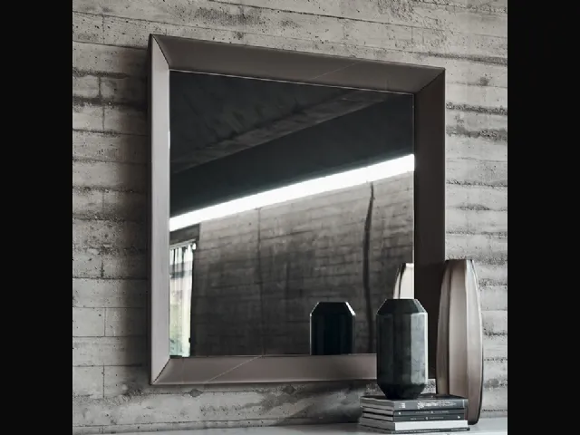 Specchio Taxedo in cristallo specchiato fumé con cornice rivestita in ecopelle di Cattelan Italia
