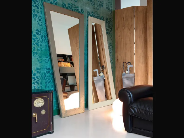 Specchio Trapezio con cornice in legno di Devina Nais