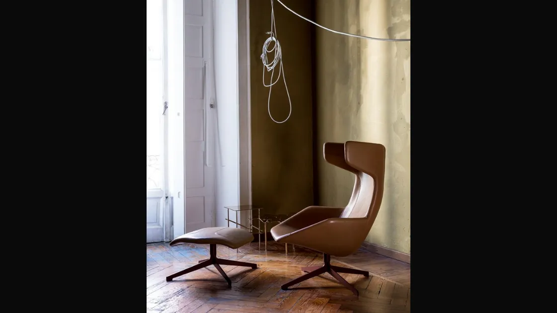 Pouf in pelle con basamento girevole Take a line for a walk di Moroso