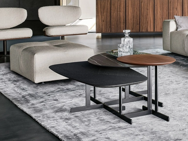 Tavolini sovrapponibili Kumo in legno o marmo di Bonaldo