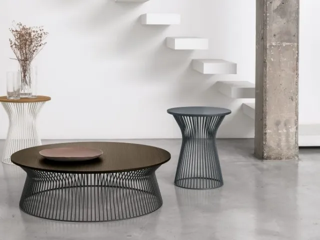 Tavolino Brigitte con struttura in metallo e top in materico rovere carbone di Tomasella
