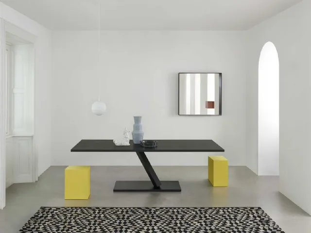Tavolino seduta Unus realizzato in MDF e rifinito tramite applicazione manuale di resine spatolate a mano di Desalto