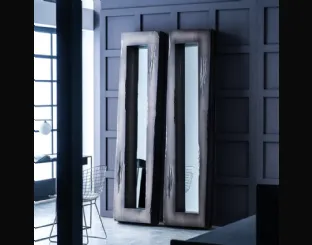 Specchiera Valentino con specchio inclinato e cornice in laccato finitura silverblack di Adriani e Rossi