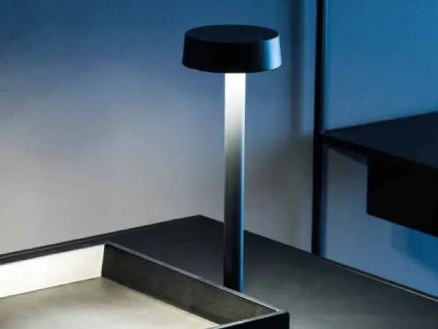 Lampada ricaricabile con luce LED e basamento magnetico Follow me di Adriani e Rossi