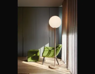 Lampada da terra in legno con sfera in polietilene Globo Wood di Slide