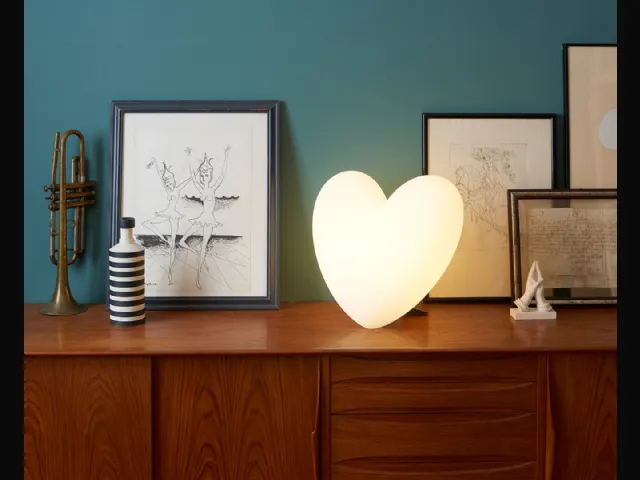 Lampada da tavolo a forma di cuore con staffa di supporto Love di Slide