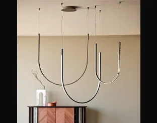 Lampada a sospensione con struttura in acciaio verniciato iron grey satinato e particolari in ottone Nahun di Cattelan Italia