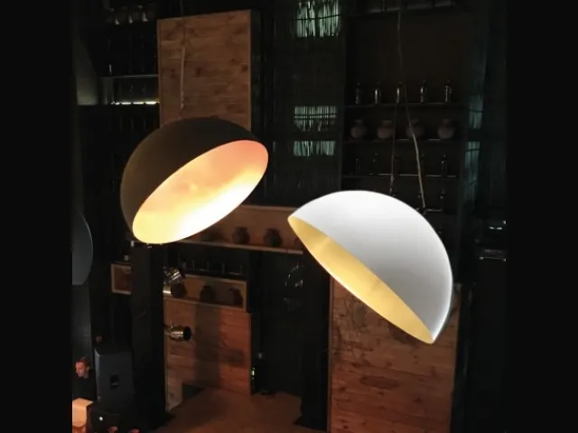 Lampada a sospensione inclinata in metallo verniciato bianco o nero Nemo Degree di Adriani e Rossi