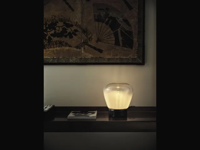 Lampada da Tavolo Stone in vetro sfumato bianco con base in acciaio laccato di Bontempi