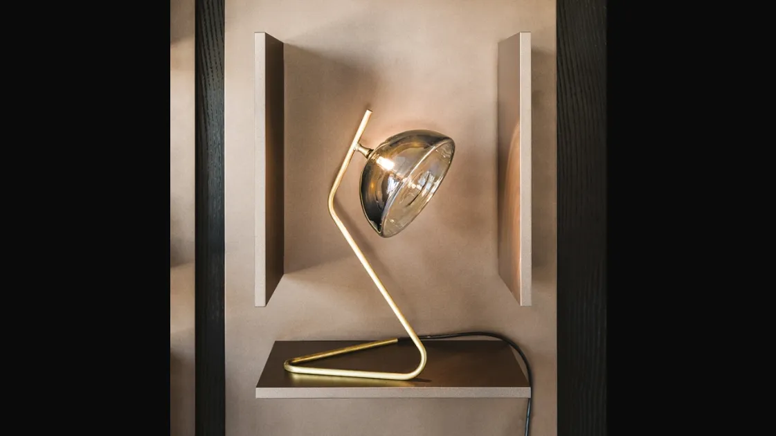 Lampada da tavolo in ottone con paralume in cristallo fumé Sunset di Cattelan Italia