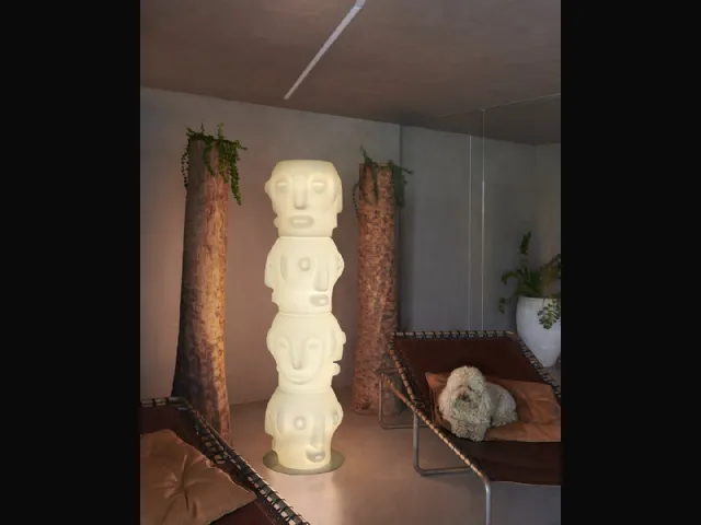 Lampada da terra ispirata alle maschere della cultura africana Threebù Totem di Slide