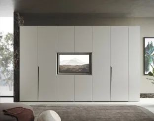 Armadio Ante Battenti 05 laccato bianco cenere opaco con pannello centrale orientabile porta TV di Morassutti