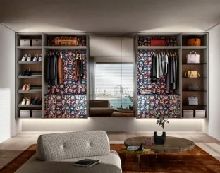 Cabina Armadio Outfit sospesa con cassettiere e schienali in vetro finitura tessuto di Lago