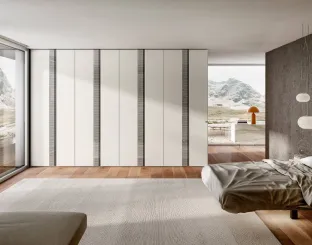 Armadio con ante battenti Groove Bianco con inserto verticale in vetro finitura tessuto di Lago