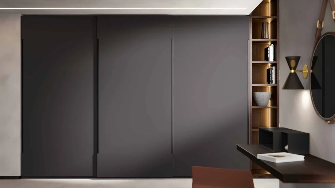 Armadio con ante scorrevoli Liscia in laccato Asfalto di Veneran