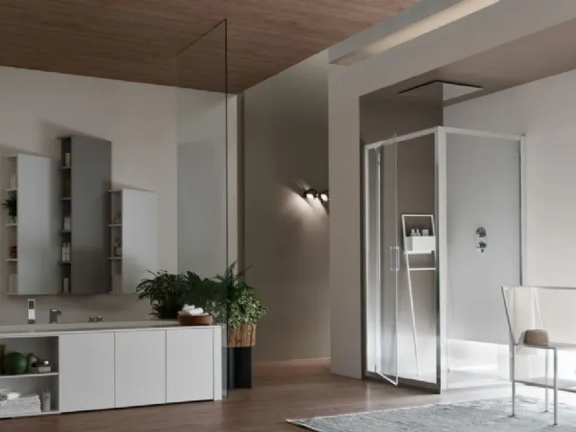 Box doccia con anta che ruota su due perni fissati alla cornice A6 Pivot con traversa di Arcom