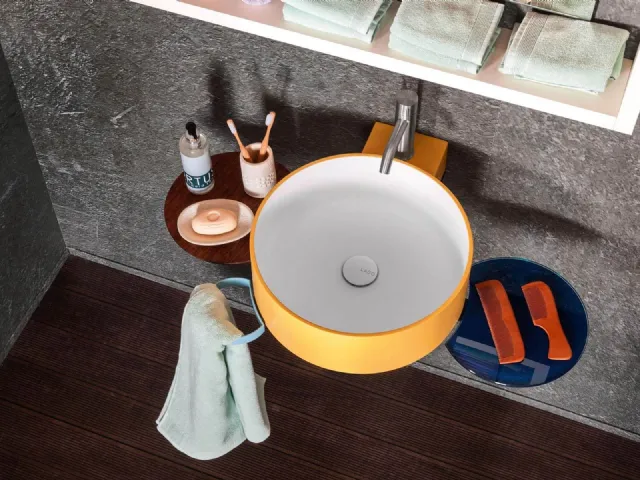 Lavabo sospeso rotondo Cellule in Cristalplant, laccato esternamente, attorno a cui sono posizionabili, vassoi in legno Wildwood o in vetro colorato e portasciugamani in metallo di Lago