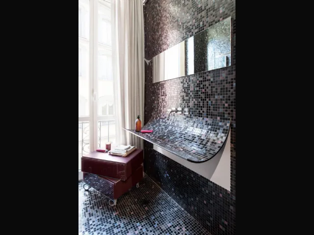 Lavabo Skin in acciaio rivestito con tessere di Mosaico di Lago