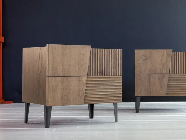 Comodino Design in Rovere massello laccato Verde di Devina Nais