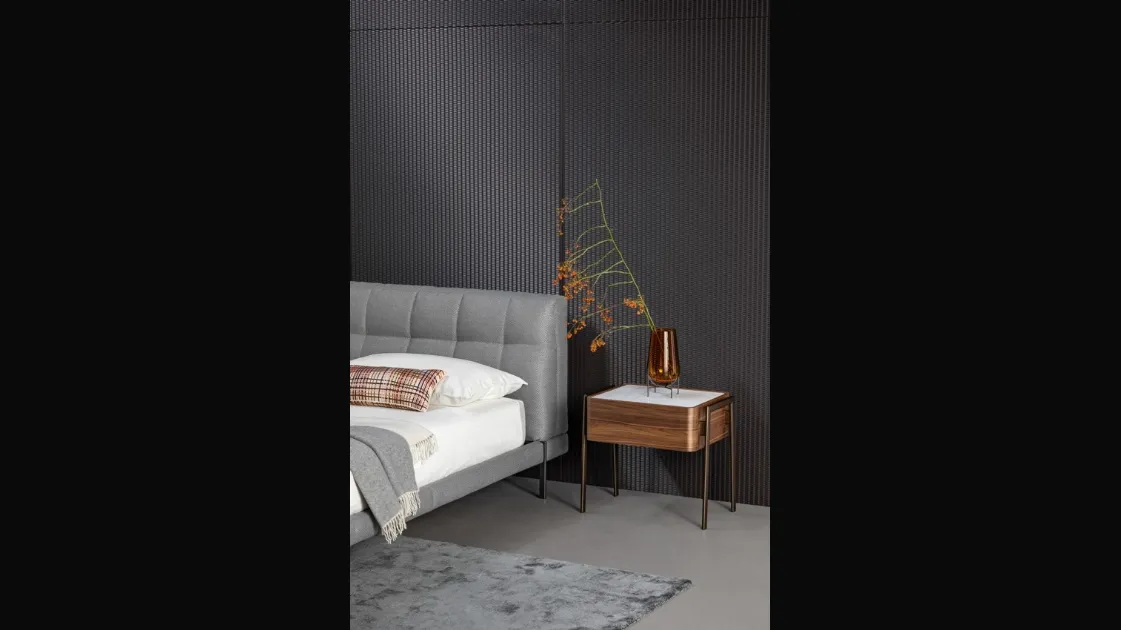 Comodino Partout in legno con top in marmo di Bonaldo
